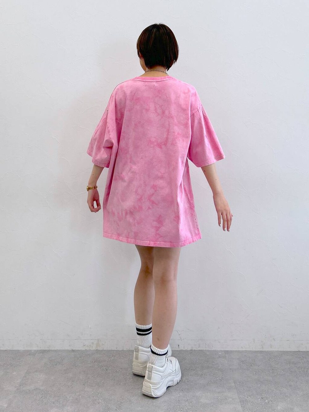 ピンク系のTシャツ/カットソー、ブラック系のその他パンツ、シルバー系のネックレスを着用したレディースの夏コーディネートの6枚目の写真