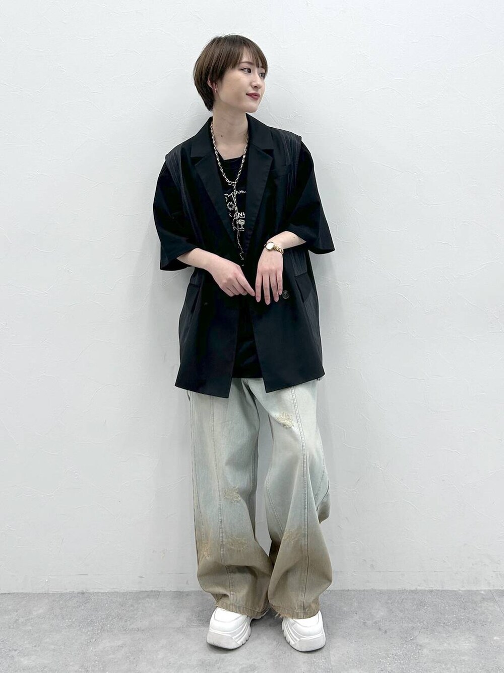 ブラック系のTシャツ/カットソー、ブルー系のデニムパンツ、ブラック系のテーラードジャケットを着用したレディースの春コーディネートの7枚目の写真