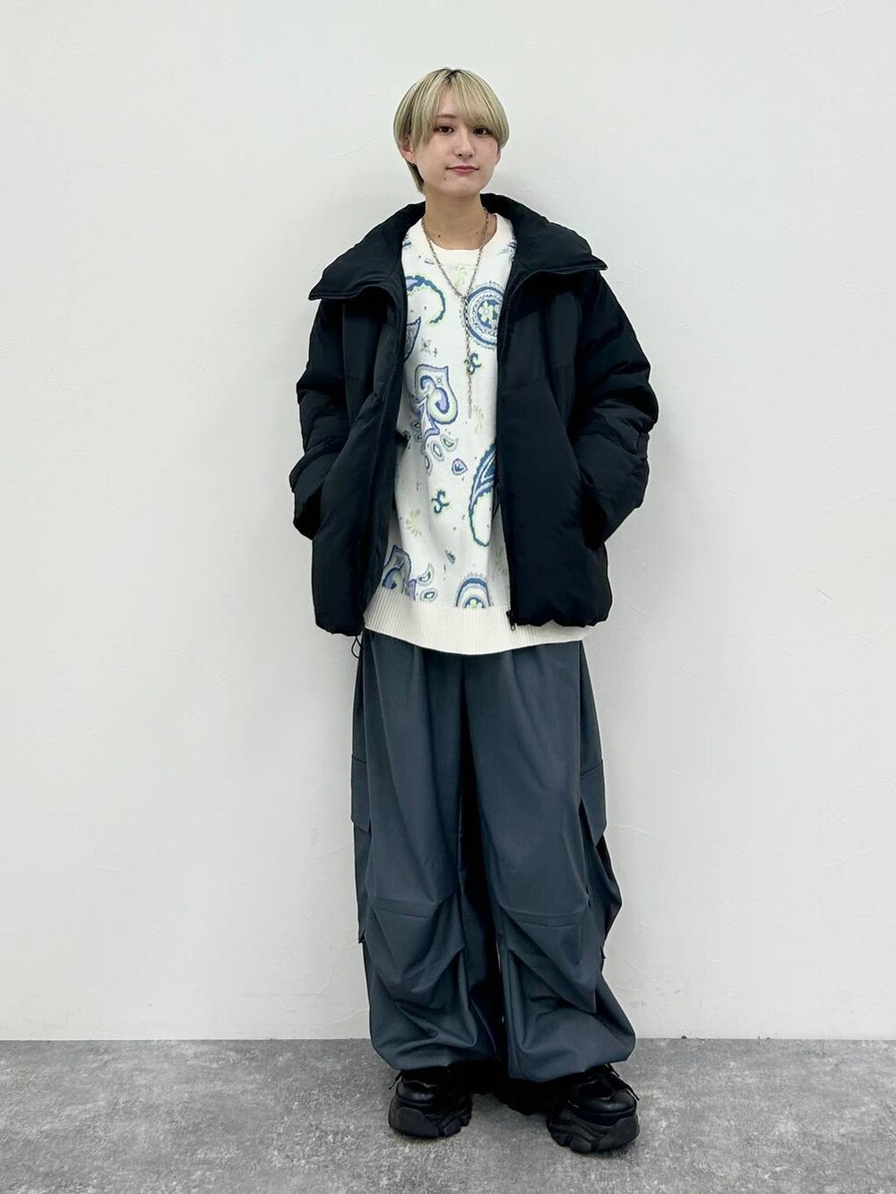 ブラック系のスニーカー、グレー系のカーゴパンツ、ブラック系のブルゾンを着用したレディースの冬コーディネートの5枚目の写真