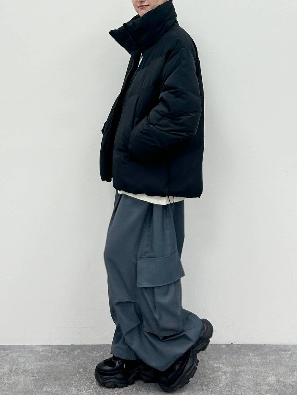 ブラック系のスニーカー、グレー系のカーゴパンツ、ブラック系のブルゾンを着用したレディースの冬コーディネートの2枚目の写真