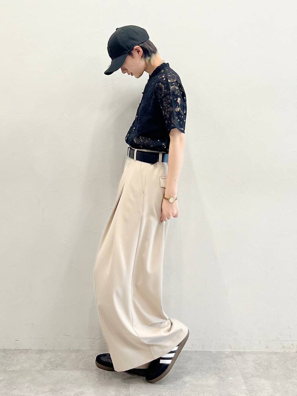 ブラック系のシャツ/ブラウス、ブラック系のスニーカー、ブラック系のキャミソールを着用したレディースの春コーディネートの3枚目の写真