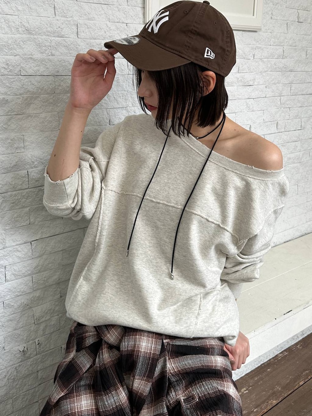 ブルー系のデニムパンツ、ブラック系のパンプス、ブラウン系のシャツ/ブラウスを着用したレディースの秋コーディネートの4枚目の写真