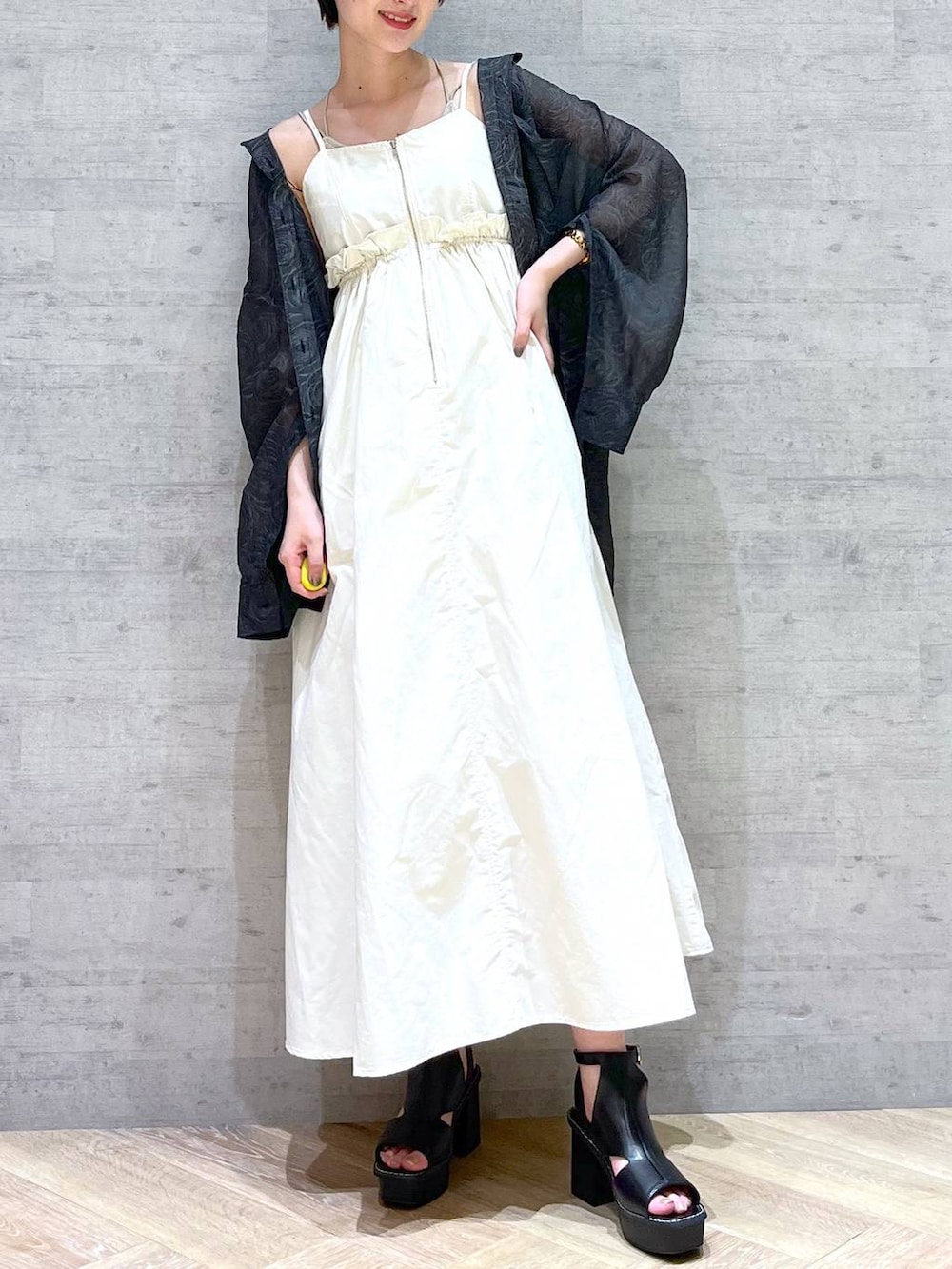 ベージュ系のキャミソール、ブラック系のシャツ/ブラウス、ホワイト系のワンピースを着用したレディースの夏コーディネートの2枚目の写真