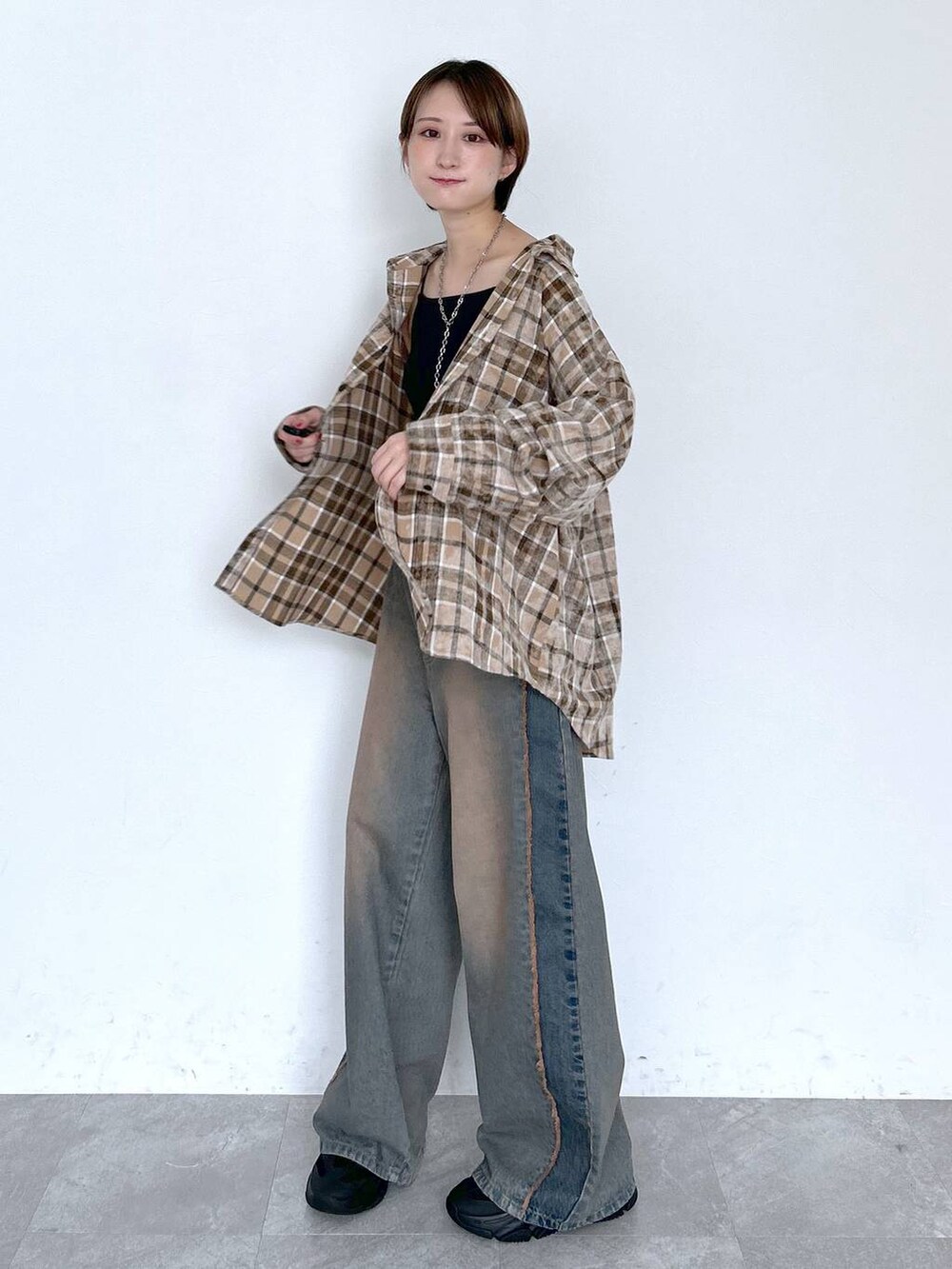 ブルー系のデニムパンツ、ブラウン系のシャツ/ブラウス、ブラック系のベルトを着用したレディースの夏コーディネートの4枚目の写真