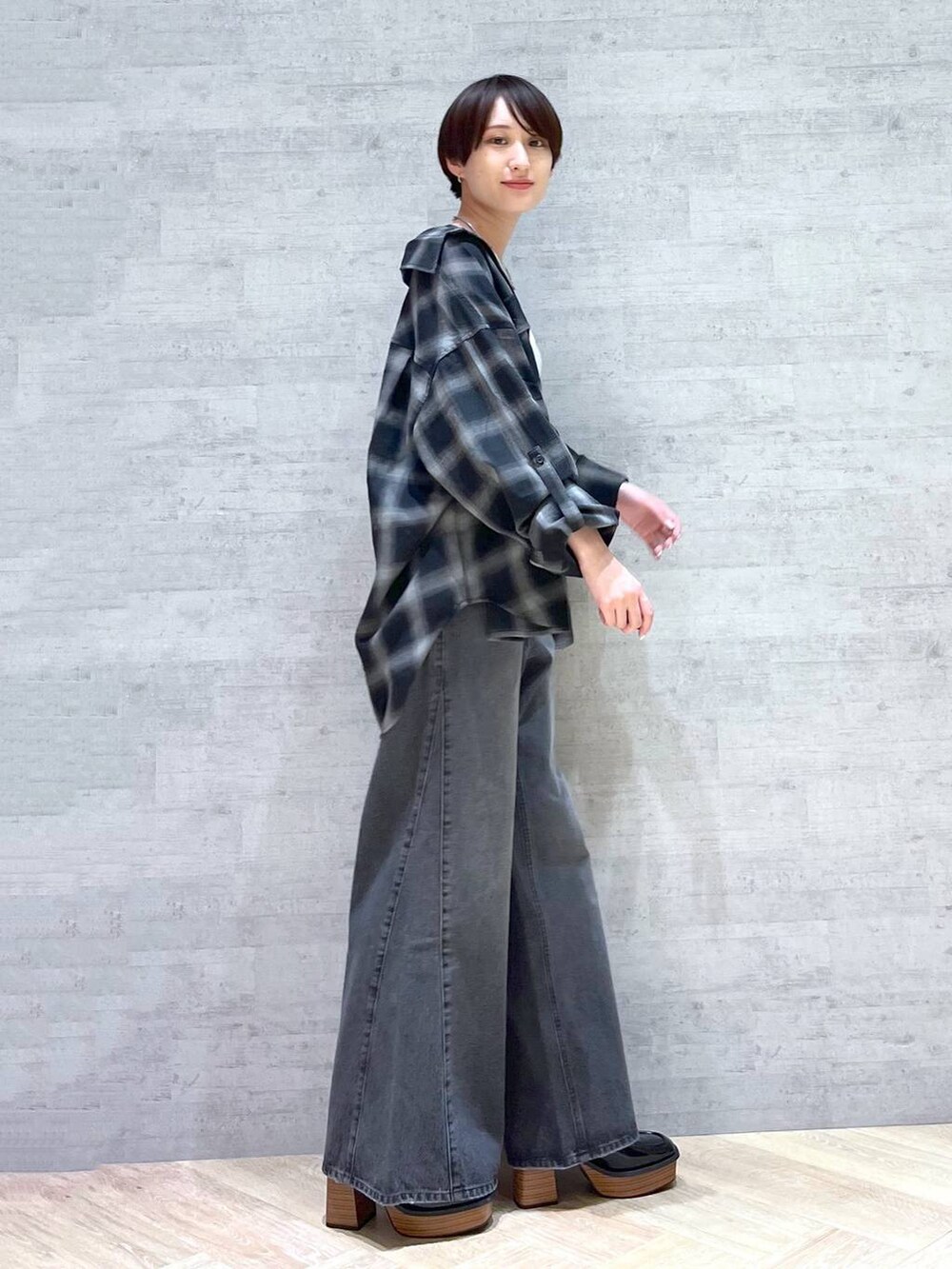 ブラック系のデニムパンツ、ブラック系のローファー、ブラック系のシャツ/ブラウスを着用したレディースの秋コーディネートの5枚目の写真