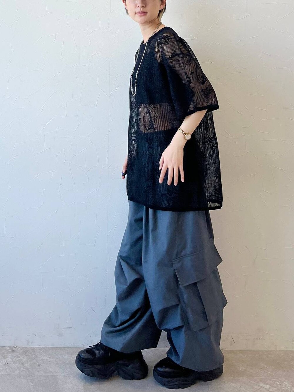 ブラック系のスニーカー、グレー系のカーゴパンツ、ブラック系のキャミソールを着用したレディースの春コーディネートの4枚目の写真