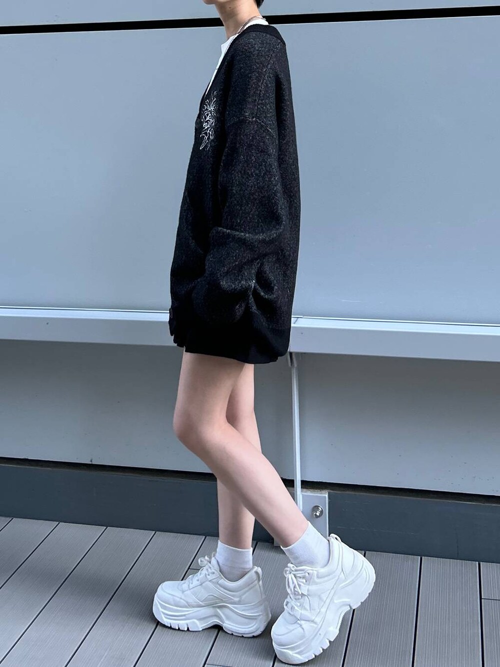 ブラック系のカーディガン/ボレロを着用したレディースの冬コーディネートの6枚目の写真