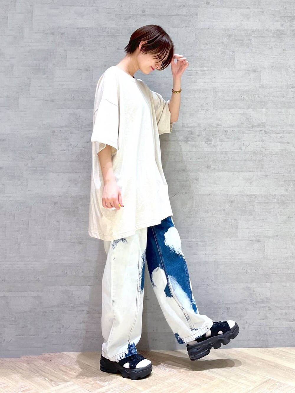 ベージュ系のTシャツ/カットソー、ブルー系のデニムパンツを着用したレディースの夏コーディネートの4枚目の写真