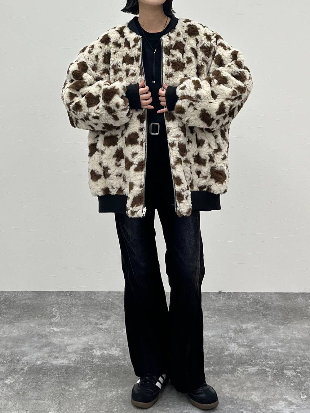 ブラック系のデニムパンツ、その他のブルゾン、ブラック系のベルトを着用したレディースの夏コーディネートの4枚目の写真