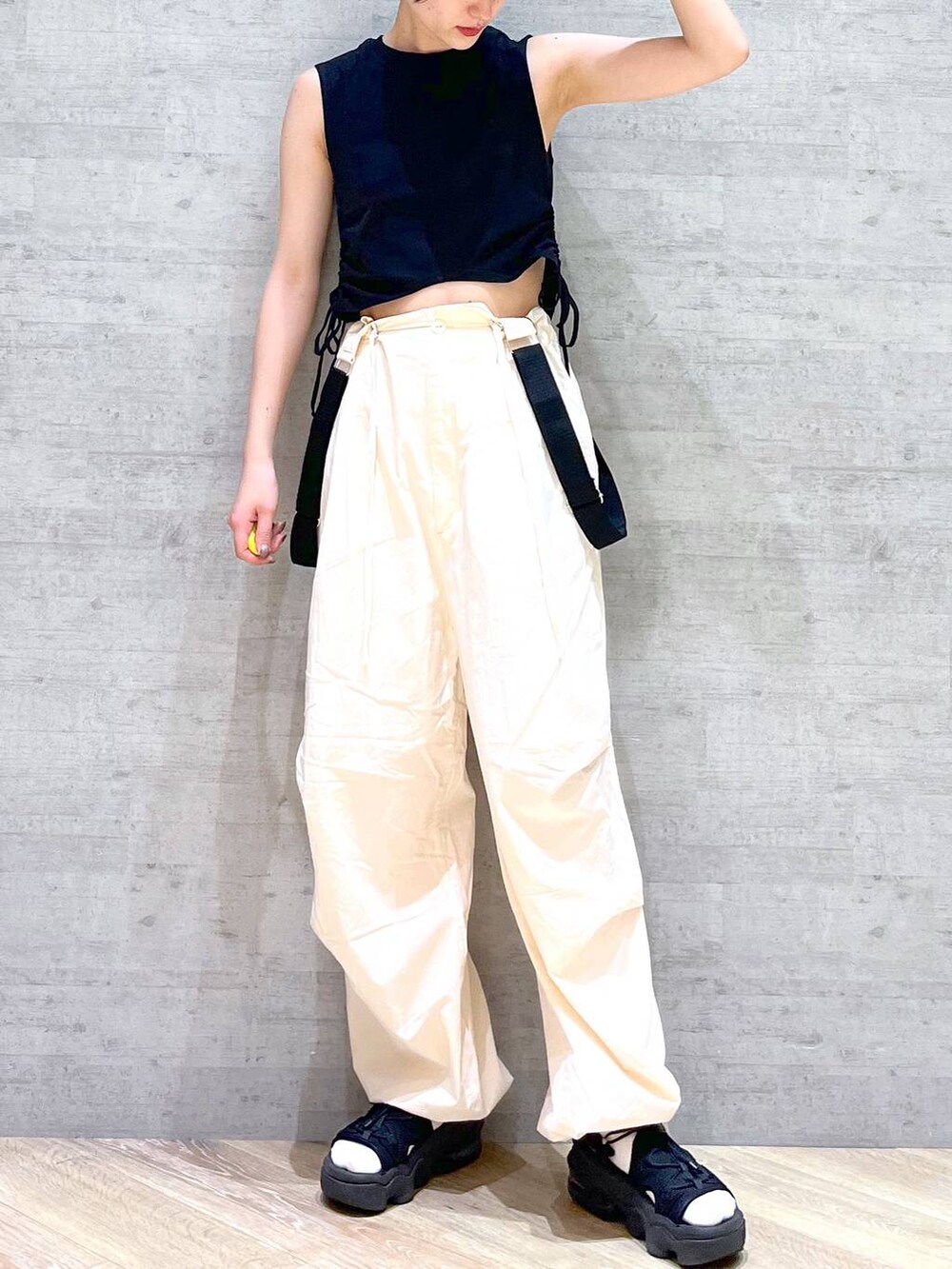 ホワイト系のその他パンツ、ブラック系のTシャツ/カットソー、ブラック系のキャップを着用したレディースの夏コーディネートの2枚目の写真