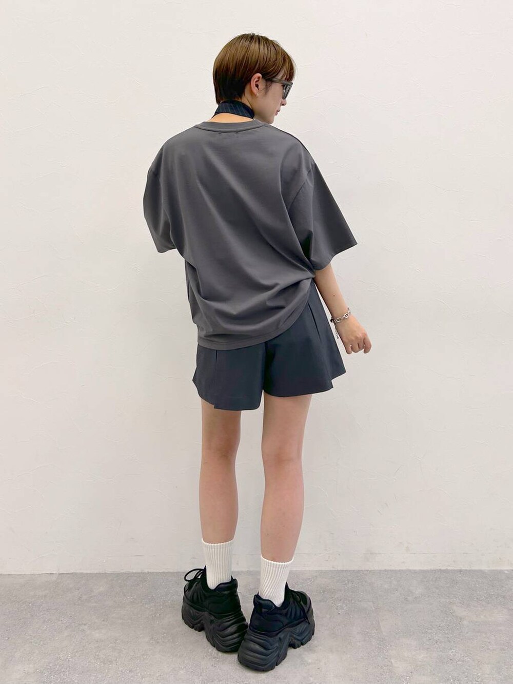 ブラック系のスニーカー、グレー系のTシャツ/カットソー、グレー系のネクタイを着用したレディースの夏コーディネートの7枚目の写真