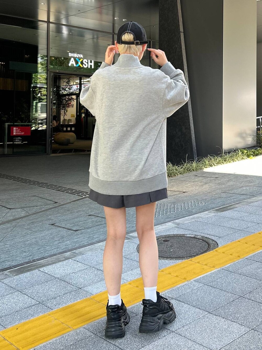 ブラック系のスニーカー、グレー系のその他パンツ、グレー系のスウェットを着用したレディースの秋コーディネートの7枚目の写真