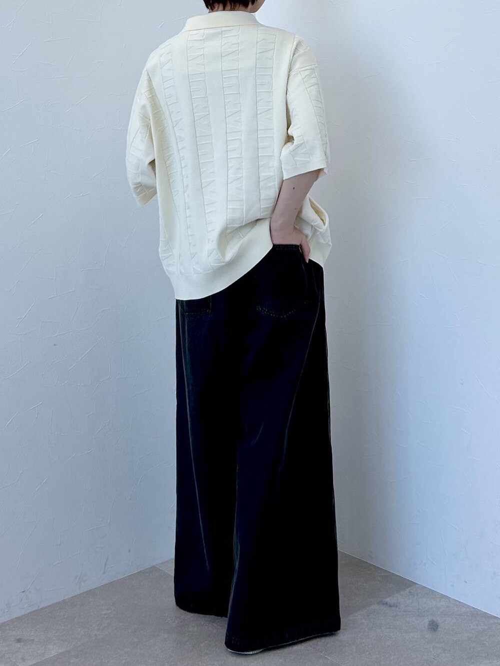 ホワイト系のニット/セーター、ブラック系のデニムパンツ、グレー系のネクタイを着用したレディースの春コーディネートの7枚目の写真