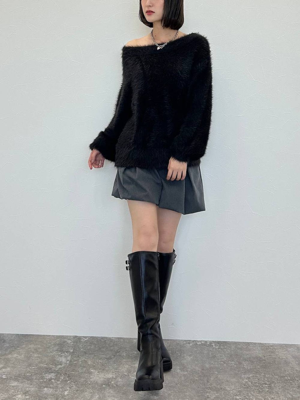 ブラック系のニット/セーター、シルバー系のネックレスを着用したレディースの秋コーディネートの2枚目の写真