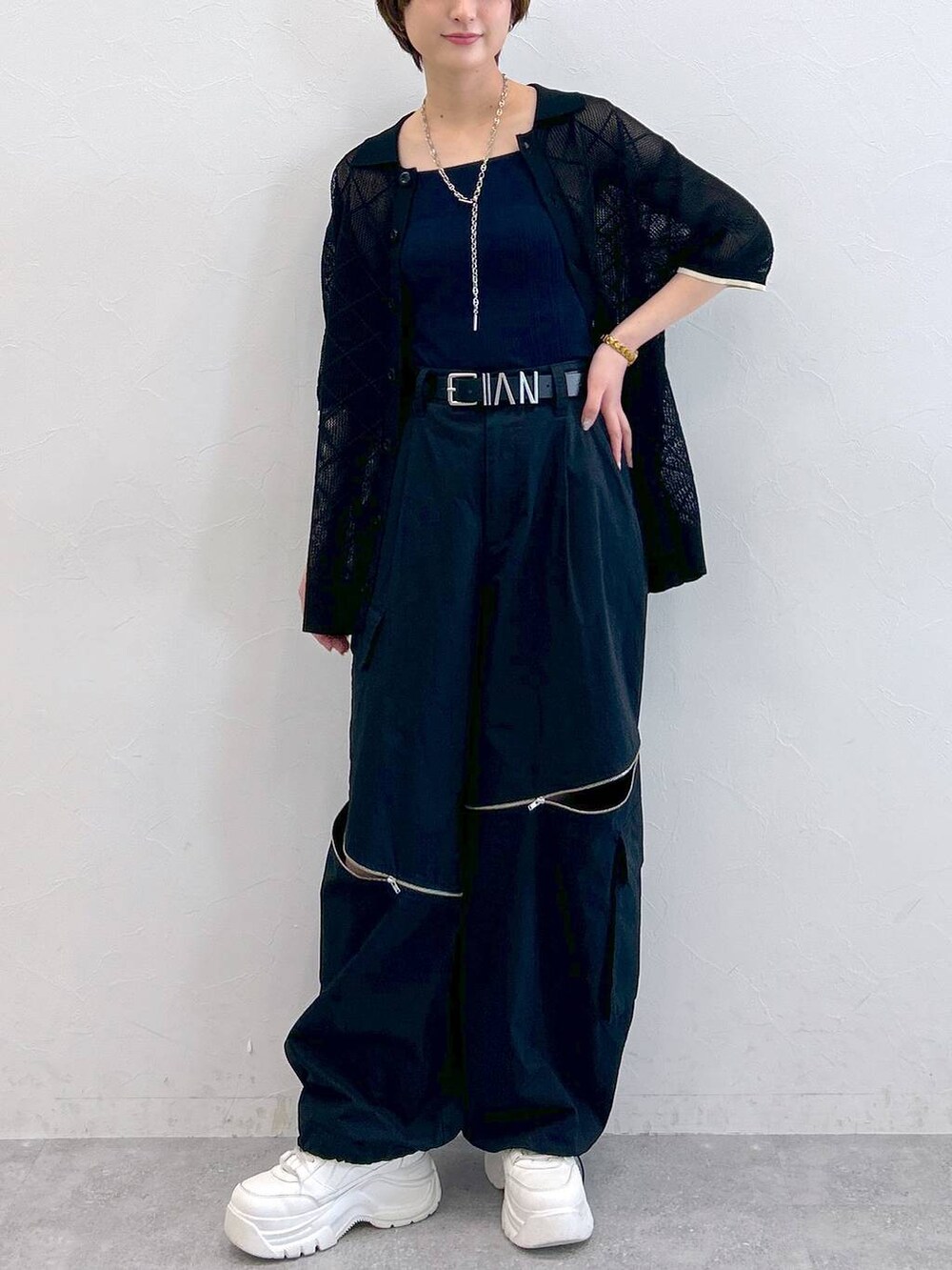 ブラック系のカーゴパンツ、ブラック系のシャツ/ブラウス、ブラック系のベルトを着用したレディースの夏コーディネートの2枚目の写真