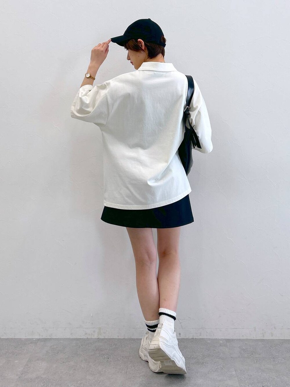 ホワイト系のTシャツ/カットソー、ブラック系のその他パンツ、ブラック系のショルダーバッグを着用したレディースの春コーディネートの6枚目の写真