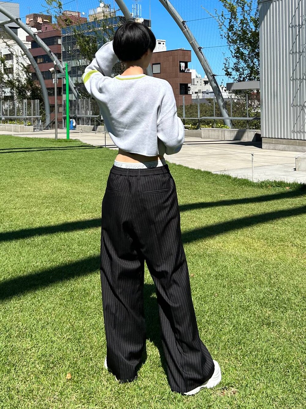 ブラック系のスラックス、ベージュ系のニット/セーターを着用したレディースの冬コーディネートの4枚目の写真