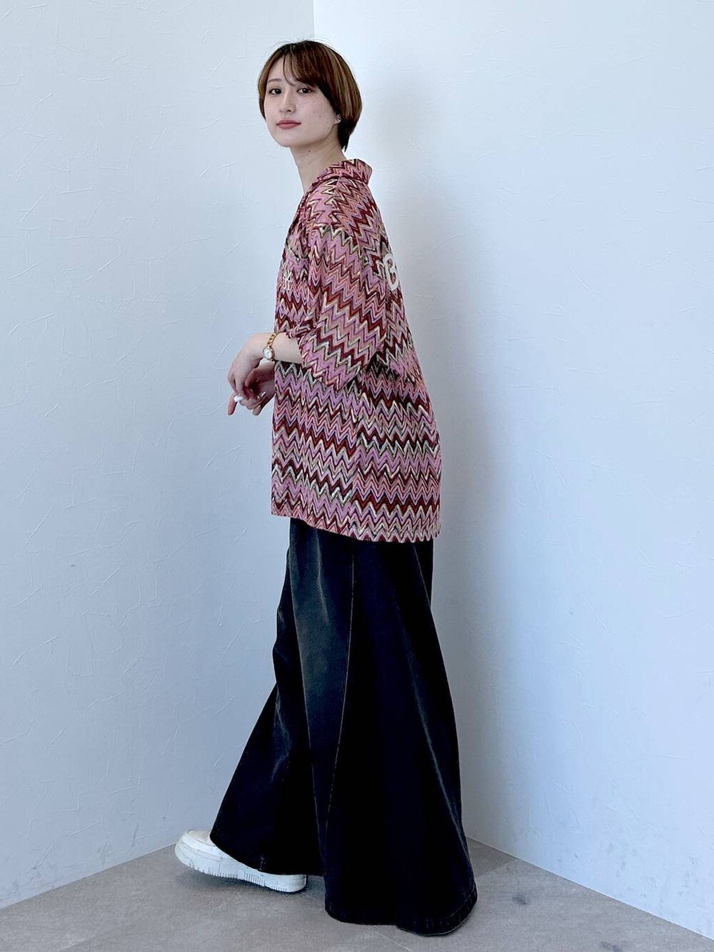 ピンク系のシャツ/ブラウス、ブルー系のデニムパンツを着用したレディースの春コーディネートの4枚目の写真