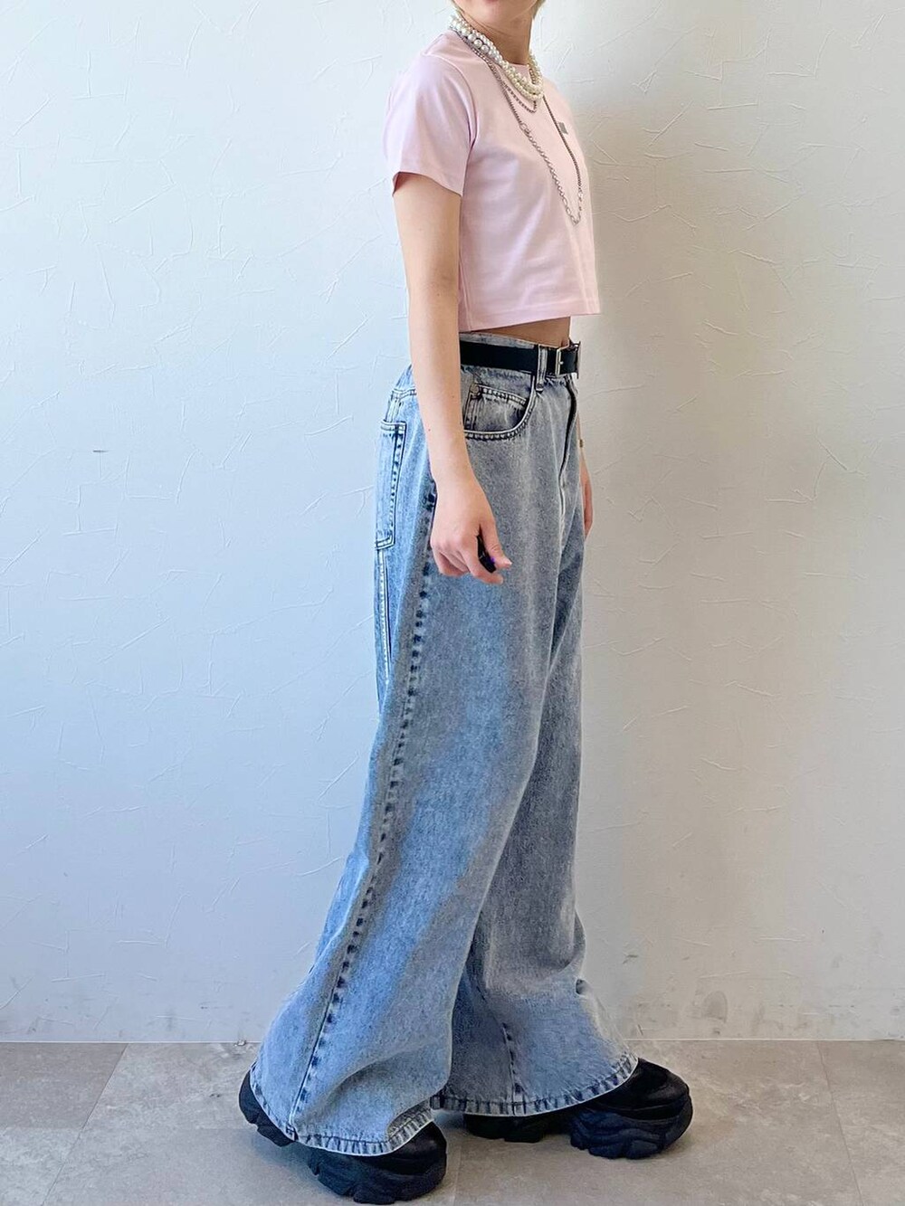 ブラック系のスニーカー、ブラック系のデニムパンツ、ピンク系のTシャツ/カットソーを着用したレディースの春コーディネートの6枚目の写真