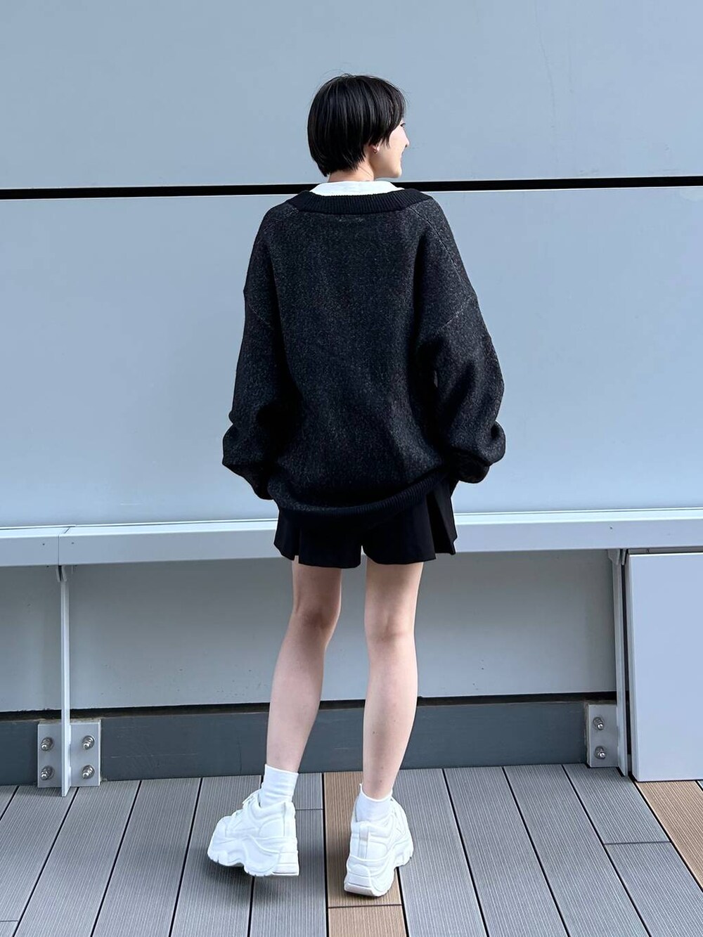 ブラック系のカーディガン/ボレロを着用したレディースの冬コーディネートの7枚目の写真