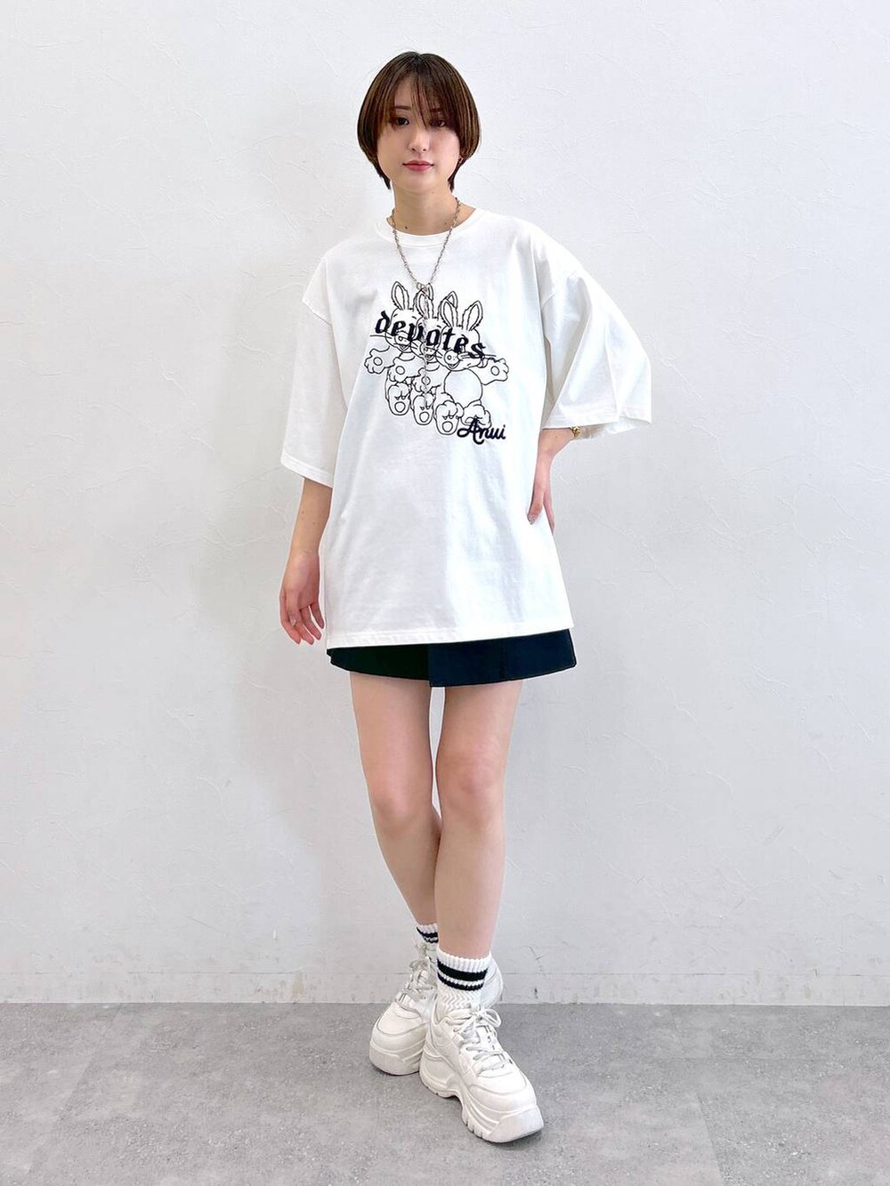 ホワイト系のTシャツ/カットソー、ブラック系のその他パンツ、シルバー系のネックレスを着用したレディースの春コーディネートの2枚目の写真