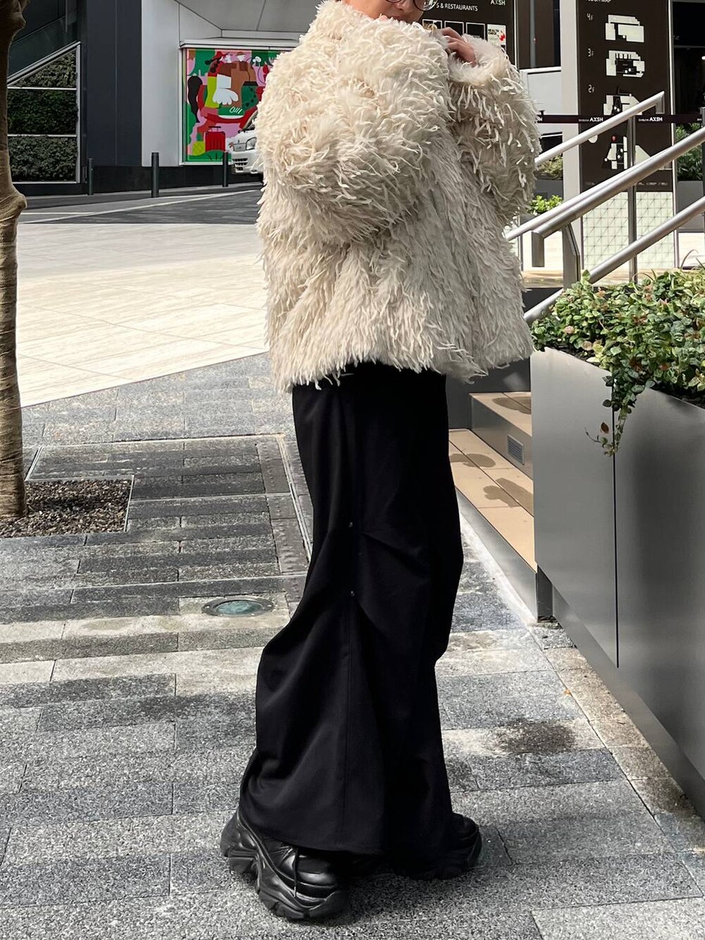 ブラック系のスニーカー、ブラック系のその他パンツ、ベージュ系のブルゾンを着用したレディースの秋コーディネートの6枚目の写真