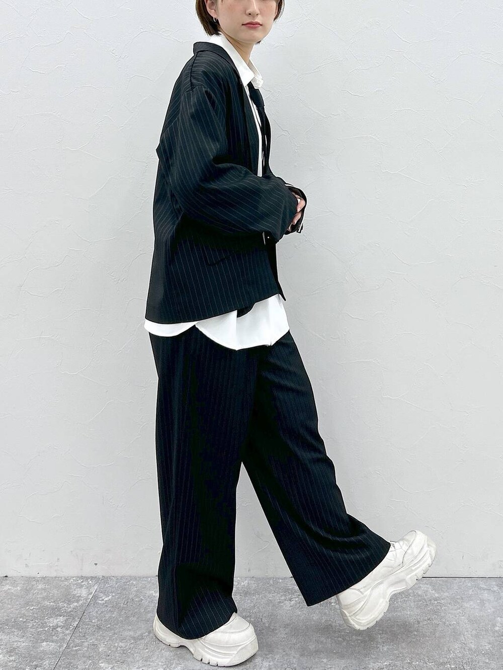 ブラック系のネクタイ、ホワイト系のシャツ/ブラウス、ブラック系のテーラードジャケットを着用したレディースの春コーディネートの5枚目の写真