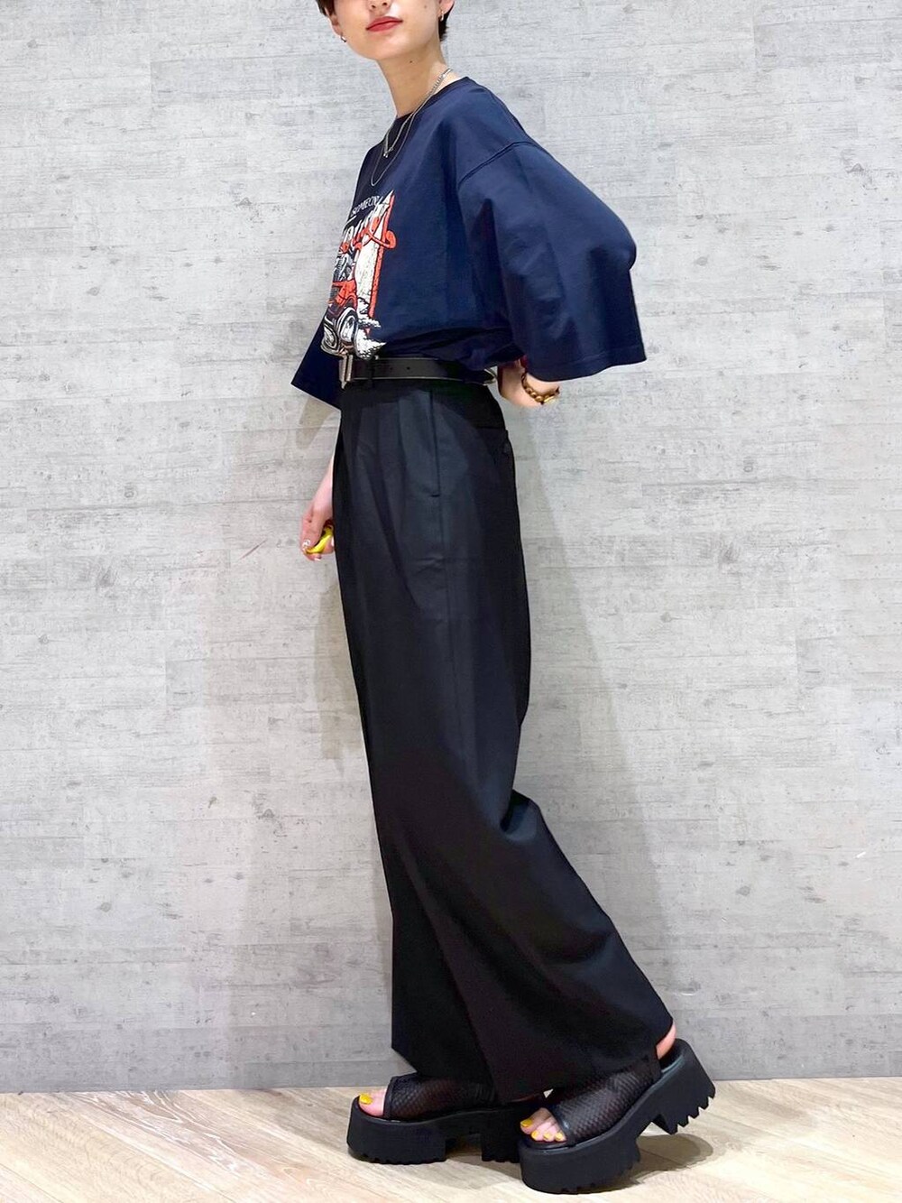 ブルー系のTシャツ/カットソー、ブラック系のスラックス、ブラック系のサンダルを着用したレディースの夏コーディネートの4枚目の写真