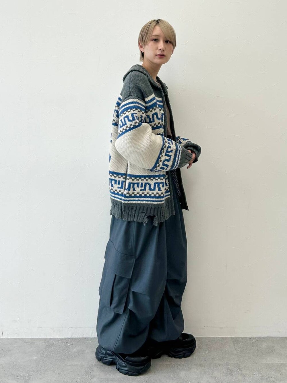 ブラック系のブーツ、ブラウン系のTシャツ/カットソー、グレー系のカーディガン/ボレロを着用したレディースの秋コーディネートの5枚目の写真