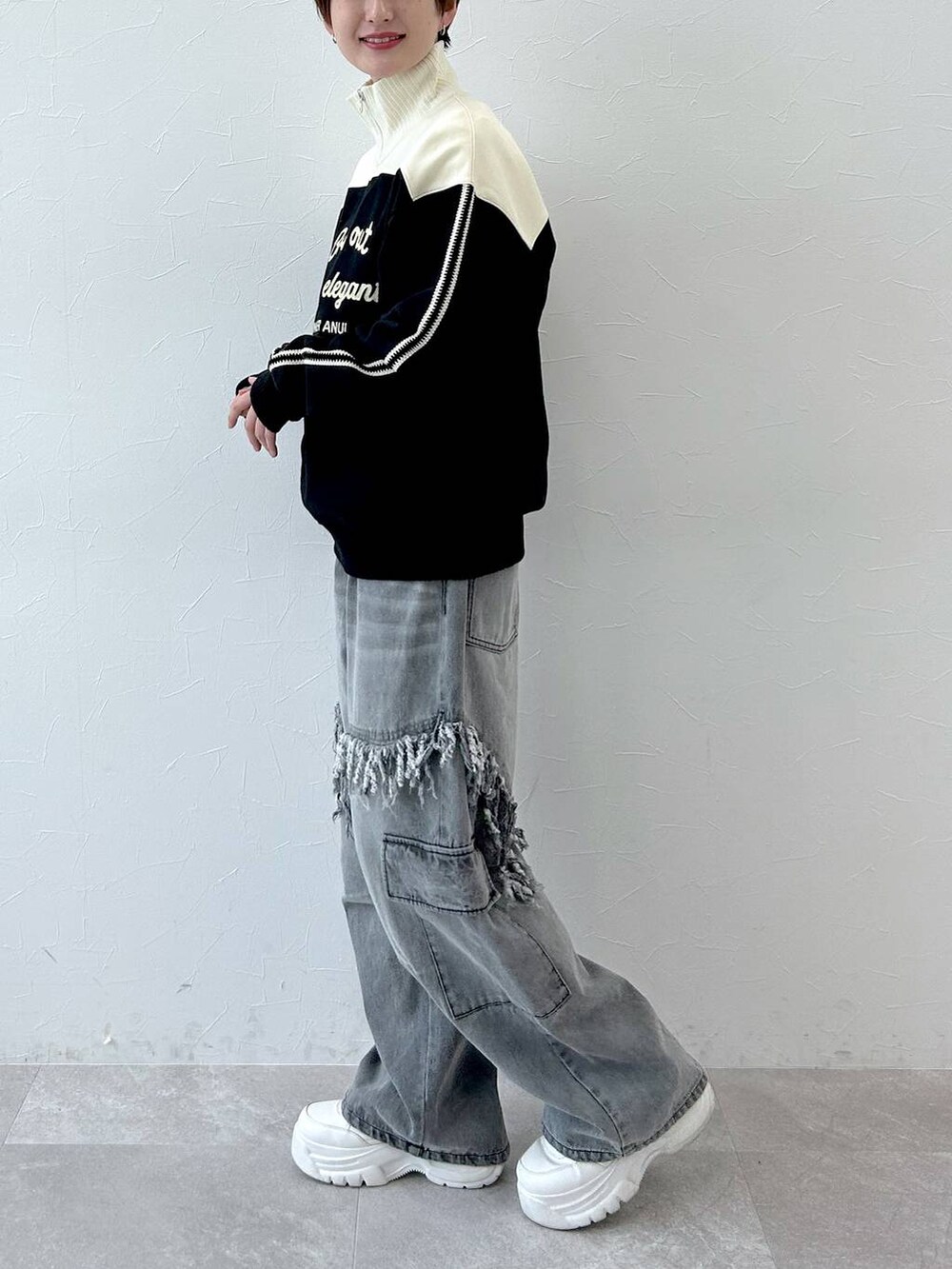 グレー系のデニムパンツ、ブラック系のスウェットを着用したレディースの冬コーディネートの5枚目の写真