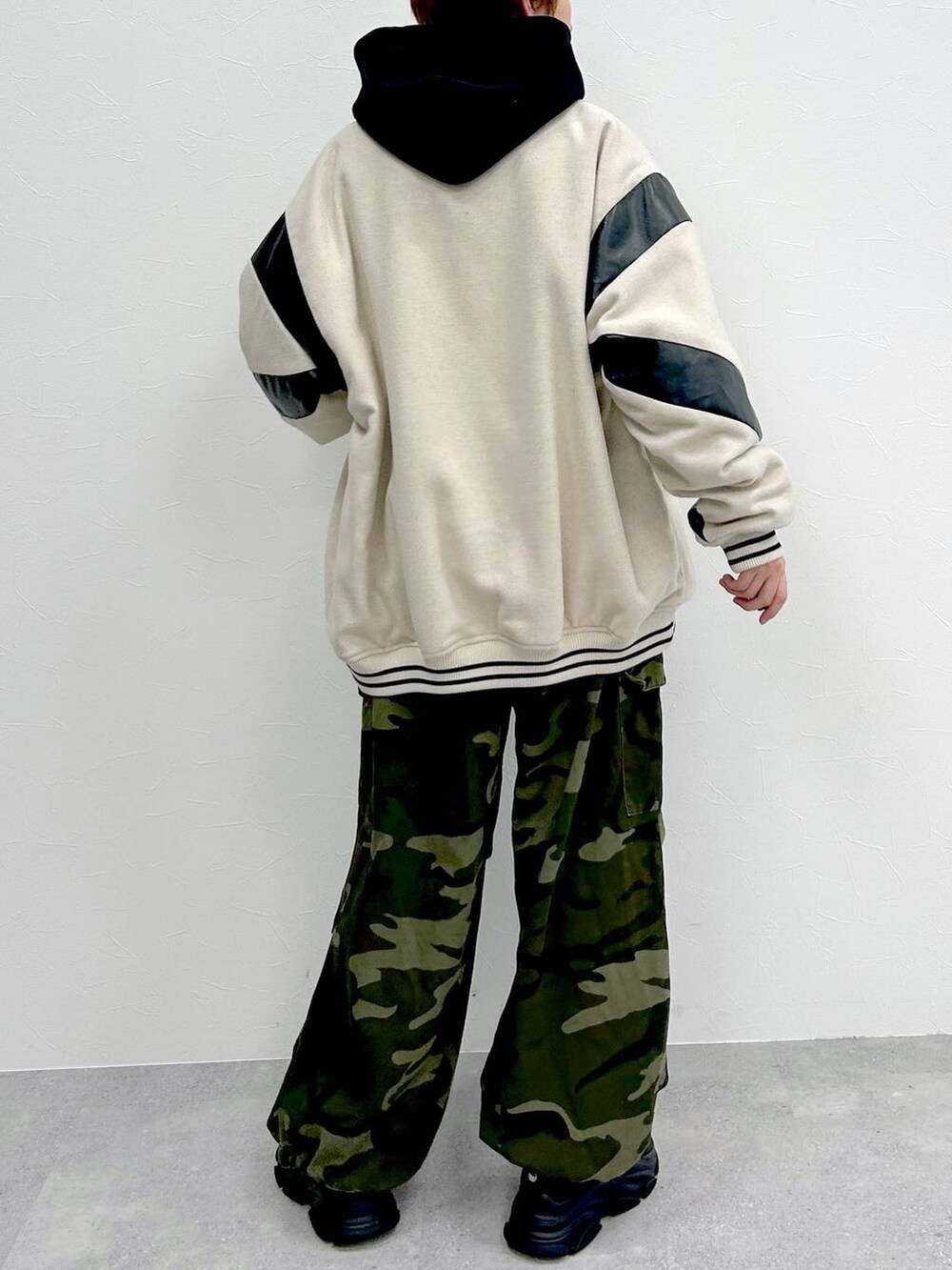 ブラック系のパーカー、グリーン系のその他パンツ、ベージュ系のスタジャンを着用したレディースの冬コーディネートの8枚目の写真