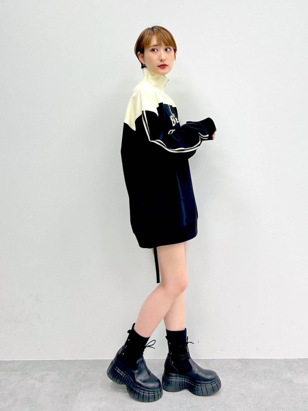 ブラック系のブーツ、ブラック系のスカート、ブラック系のスウェットを着用したレディースの冬コーディネートの5枚目の写真