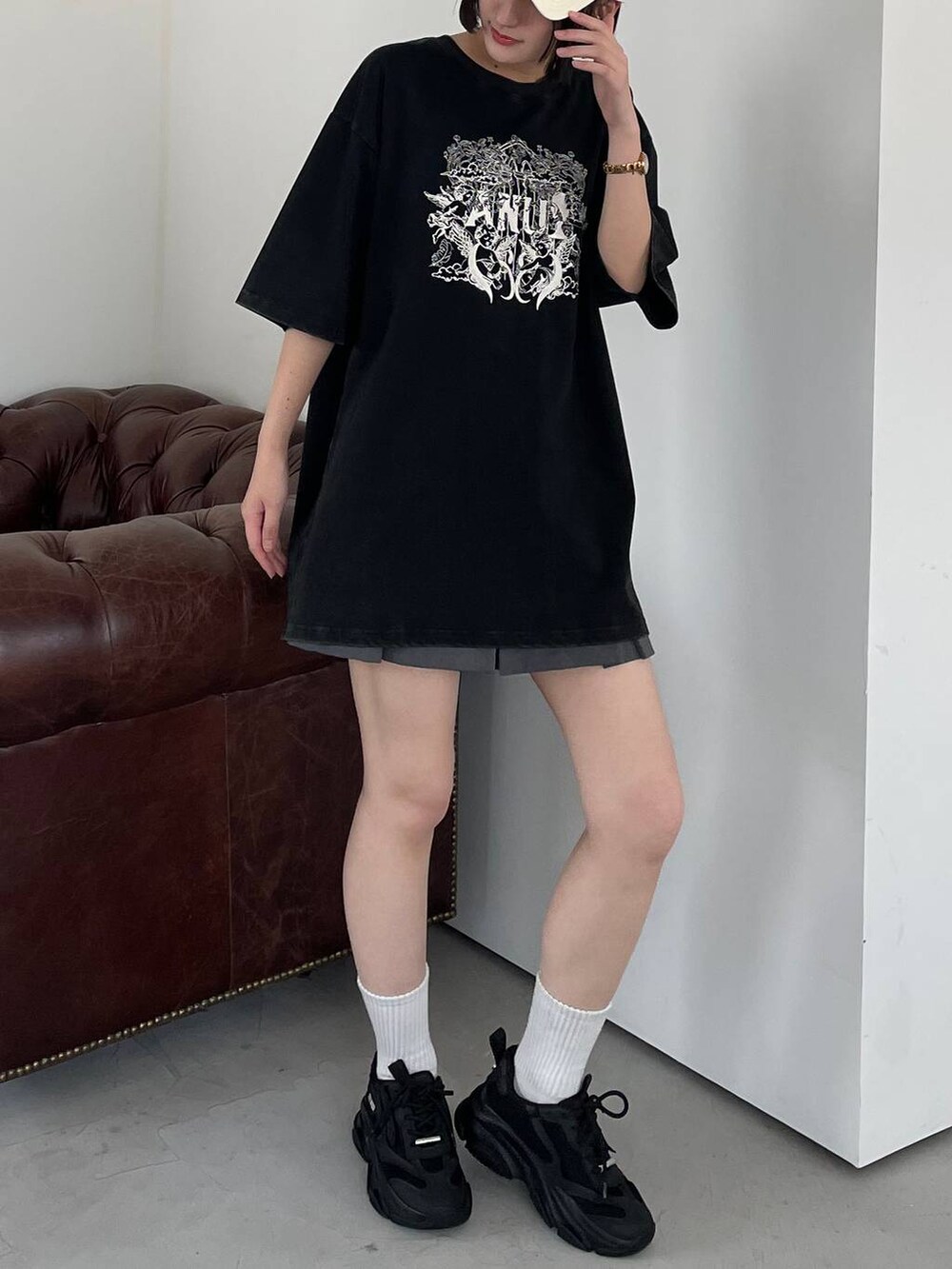 ブラック系のTシャツ/カットソー、ホワイト系のキャップを着用したレディースの夏コーディネートの2枚目の写真