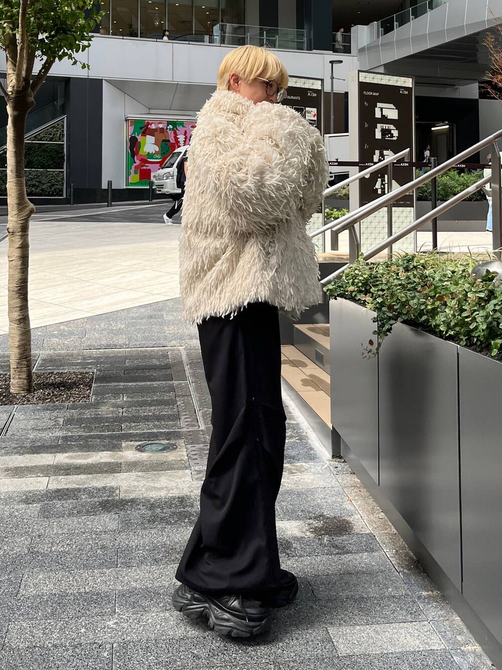 ブラック系のスニーカー、ブラック系のその他パンツ、ベージュ系のブルゾンを着用したレディースの秋コーディネートの5枚目の写真