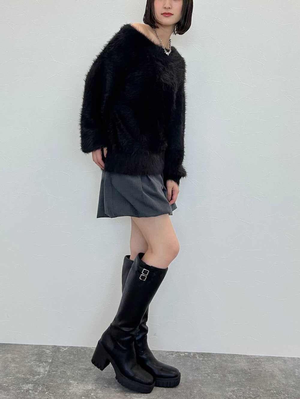 ブラック系のニット/セーター、シルバー系のネックレスを着用したレディースの秋コーディネートの6枚目の写真