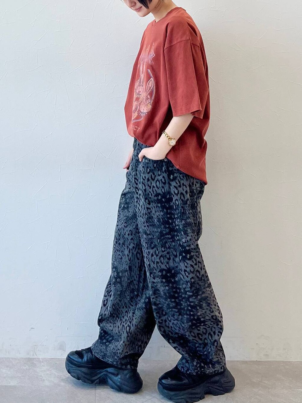 ブラック系のスニーカー、ブラック系のデニムパンツ、ブラック系のキャップを着用したレディースの春コーディネートの4枚目の写真