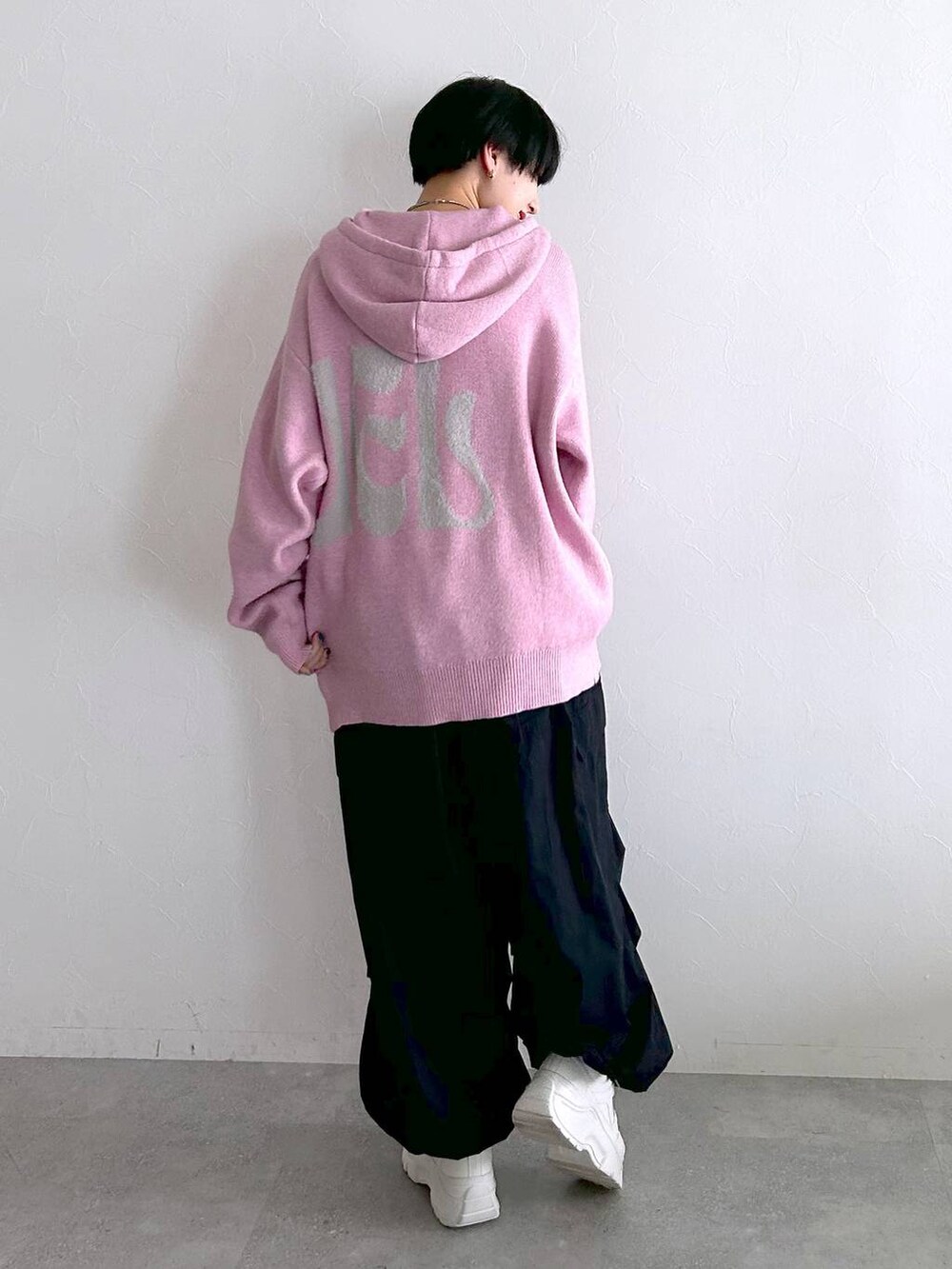 ブラック系のその他パンツ、ピンク系のニット/セーターを着用したレディースの冬コーディネートの8枚目の写真