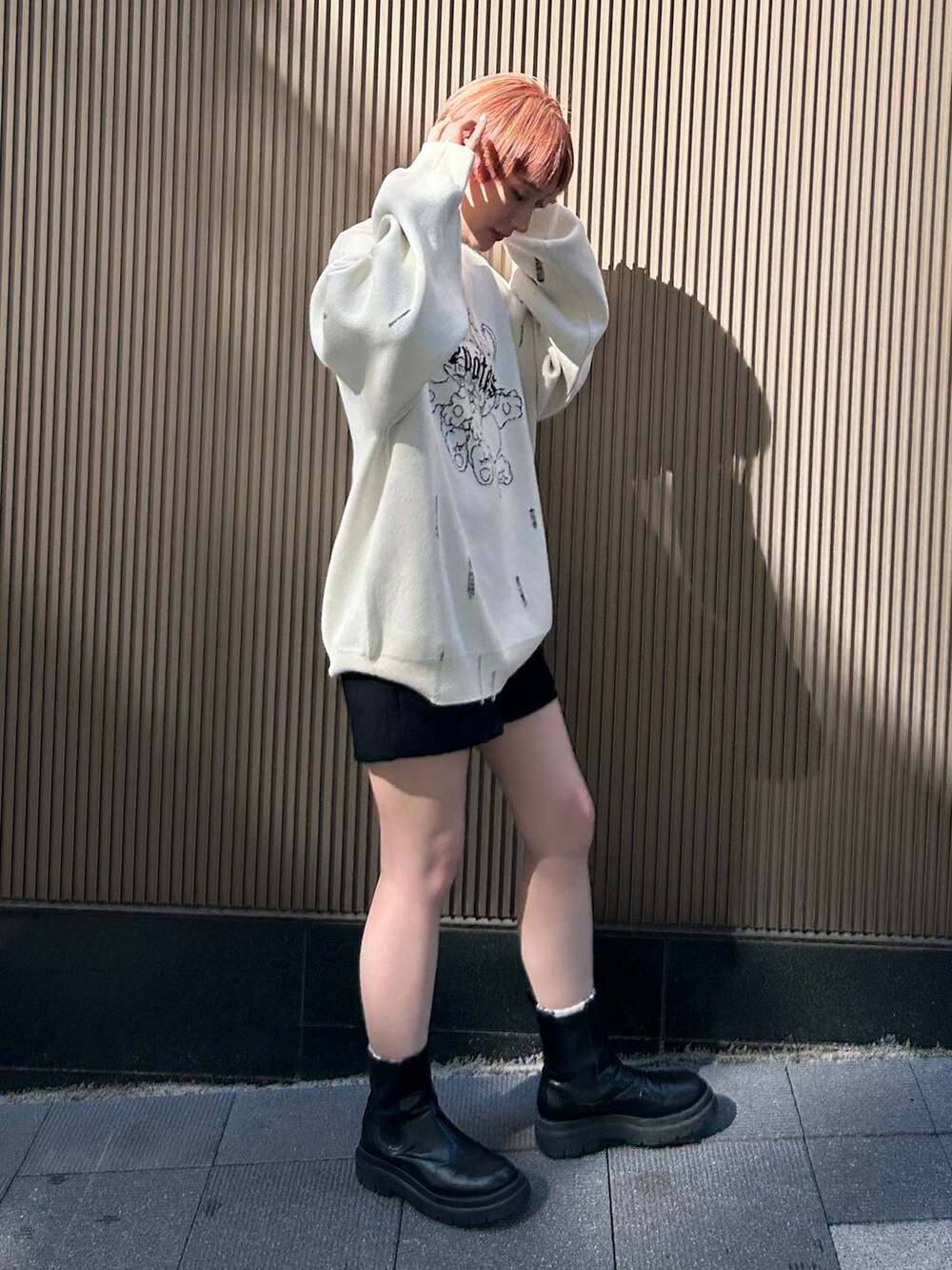 ホワイト系のニット/セーターを着用したレディースの秋コーディネートの8枚目の写真