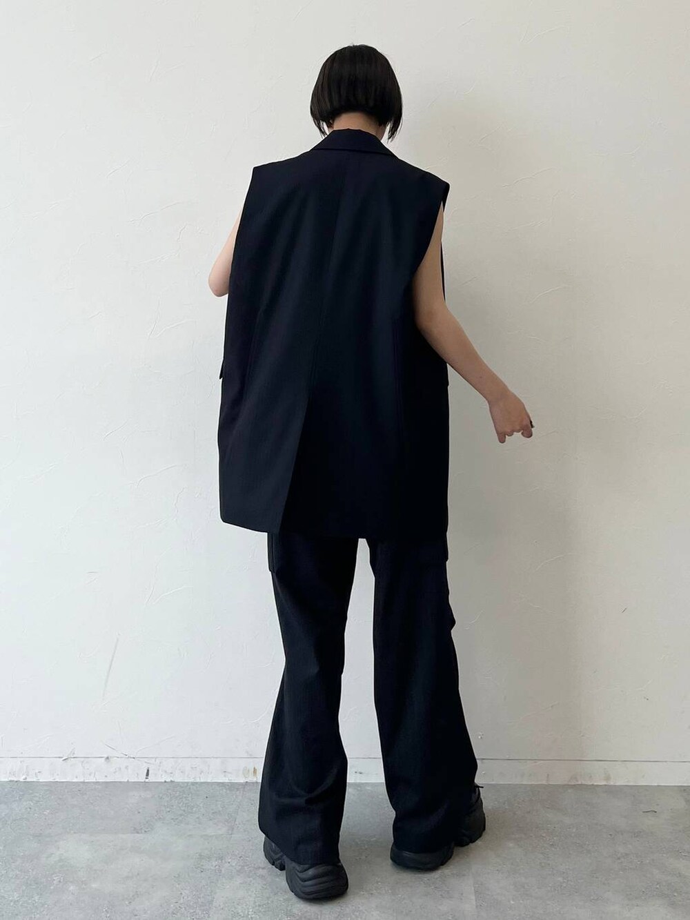 ブラック系のスニーカー、ブラック系のキャミソール、ブラック系のその他パンツを着用したレディースの春コーディネートの7枚目の写真