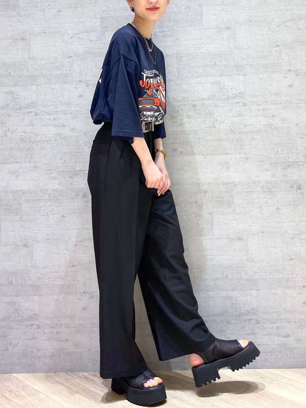 ブルー系のTシャツ/カットソー、ブラック系のスラックス、ブラック系のサンダルを着用したレディースの夏コーディネートの6枚目の写真