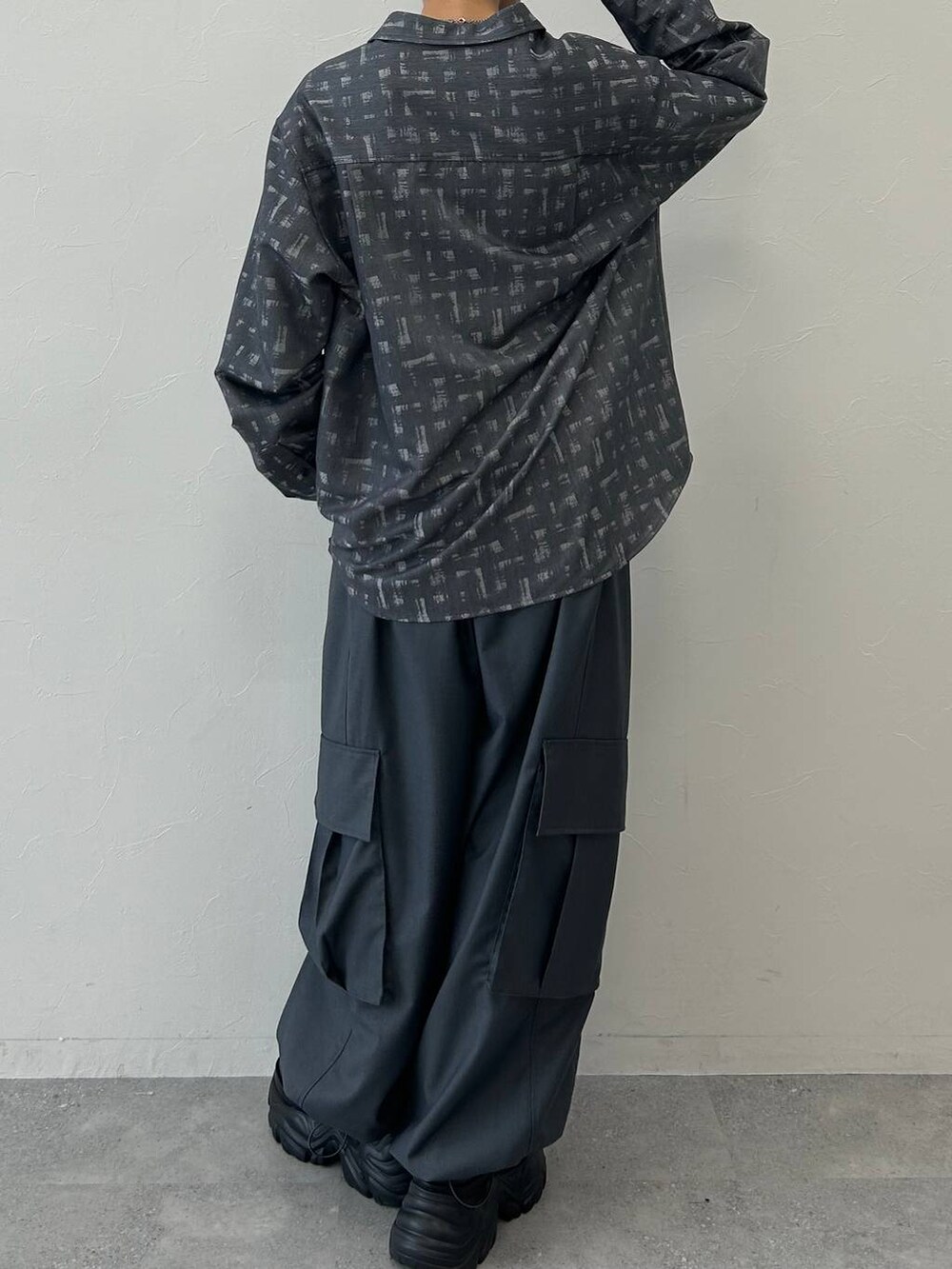 ブラック系のブーツ、ブラック系のシャツ/ブラウス、グレー系のカーゴパンツを着用したレディースの秋コーディネートの8枚目の写真