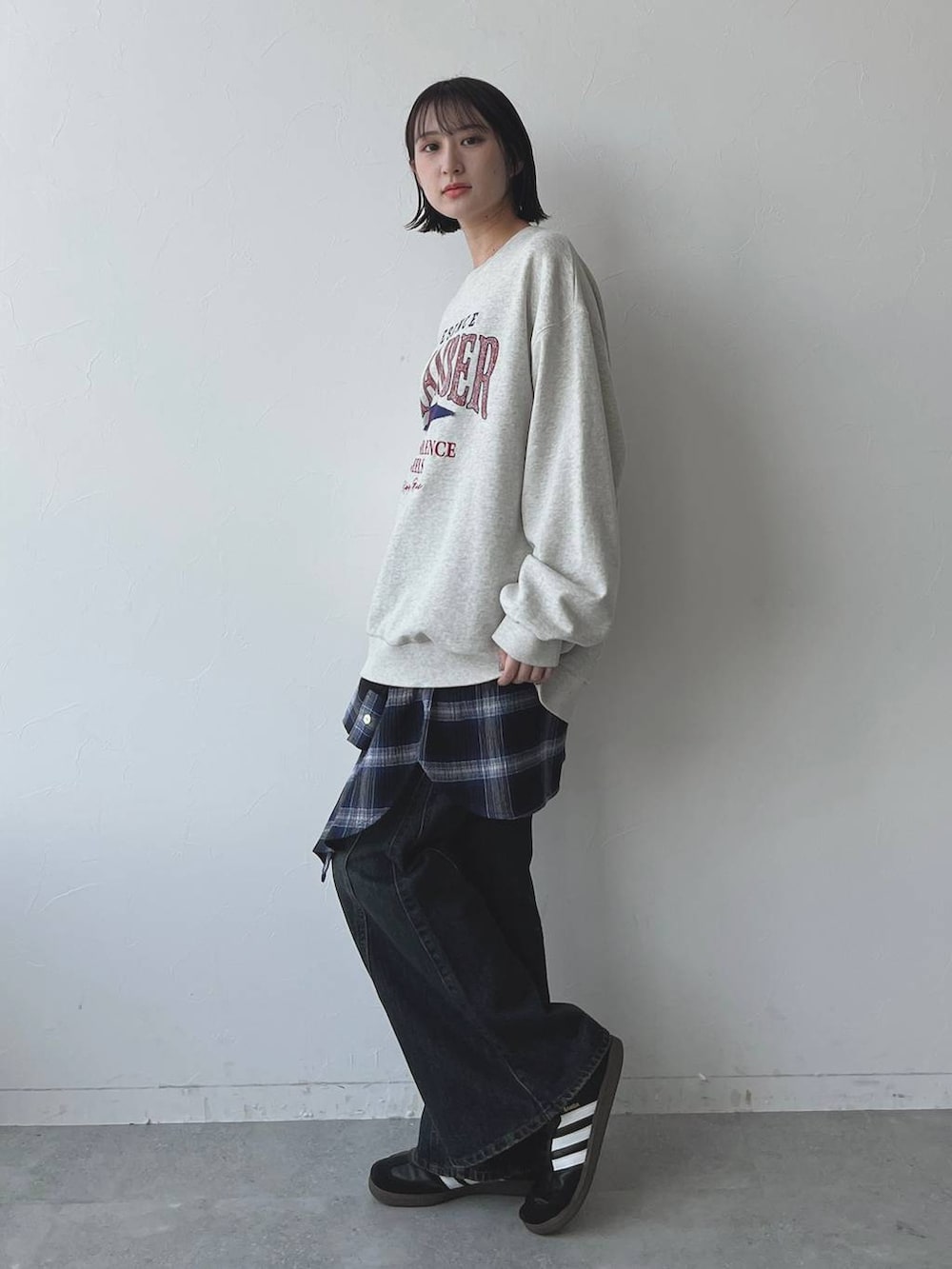 ブルー系のデニムパンツ、ブルー系のシャツ/ブラウス、ベージュ系のスウェットを着用したレディースの秋コーディネートの4枚目の写真