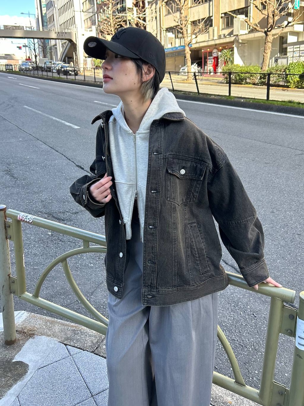 グレー系のスラックス、ベージュ系のパーカー、ブラック系のデニムジャケットを着用したレディースの春コーディネートの5枚目の写真