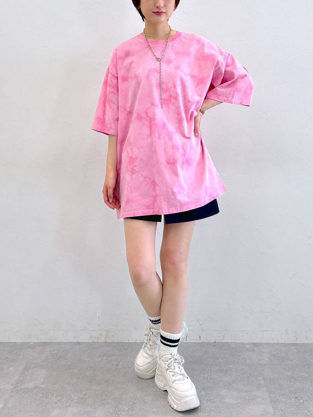 ピンク系のTシャツ/カットソー、ブラック系のその他パンツ、シルバー系のネックレスを着用したレディースの夏コーディネートの2枚目の写真