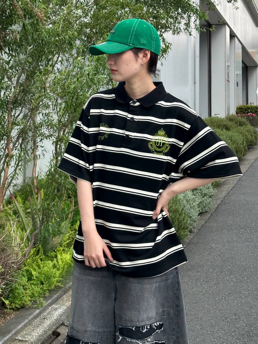 ブラック系のスニーカー、ブラック系のデニムパンツ、ブラック系のTシャツ/カットソーを着用したレディースの夏コーディネートの3枚目の写真