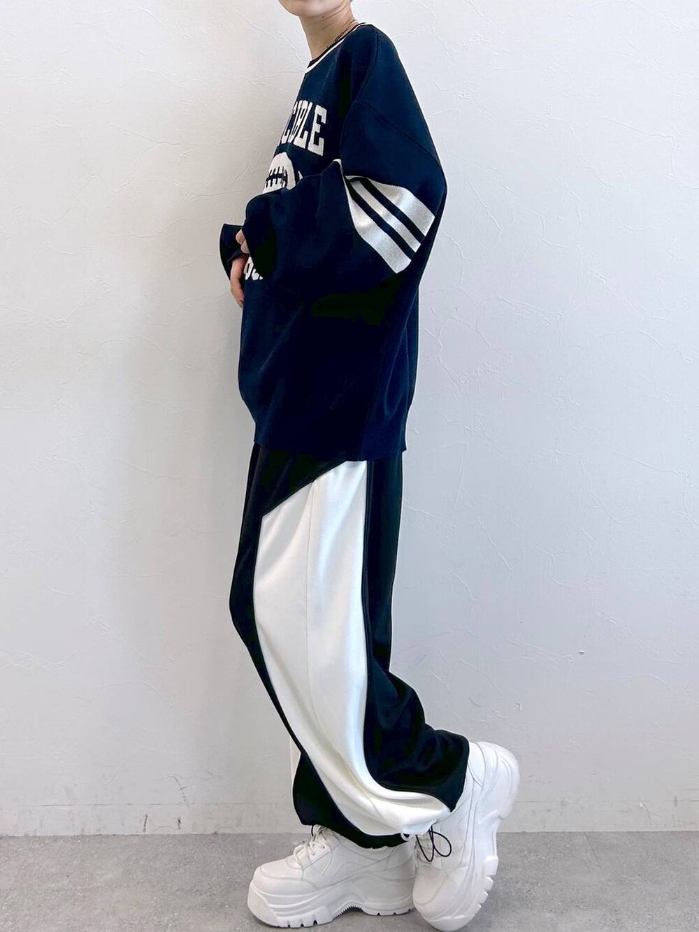 ブラック系のその他パンツ、ブルー系のニット/セーターを着用したレディースの冬コーディネートの5枚目の写真