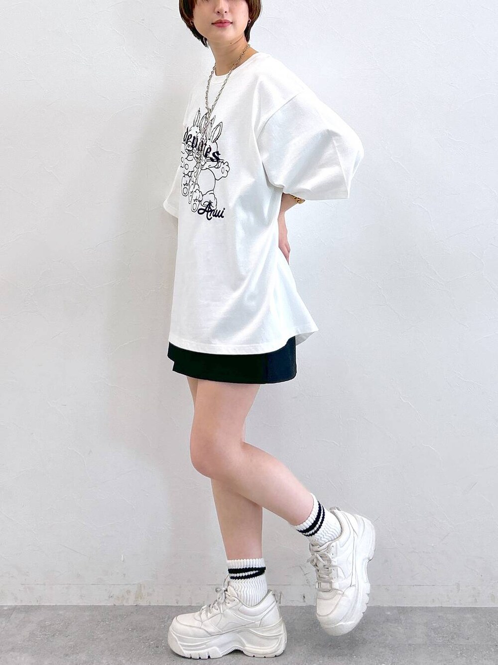 ホワイト系のTシャツ/カットソー、ブラック系のその他パンツ、シルバー系のネックレスを着用したレディースの春コーディネートの6枚目の写真