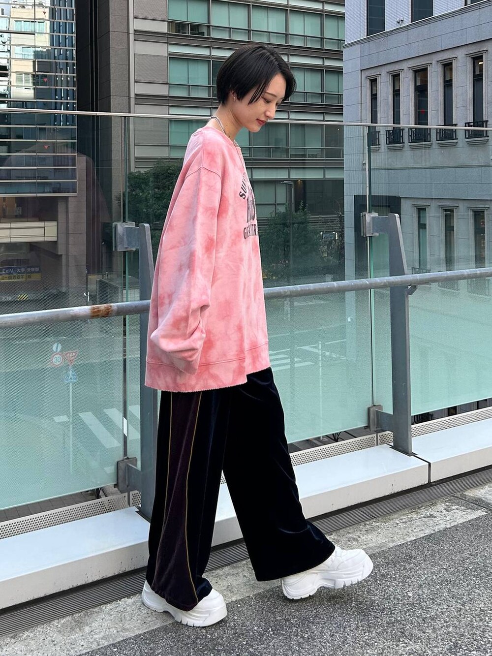 ピンク系のスウェットを着用したレディースの冬コーディネートの3枚目の写真