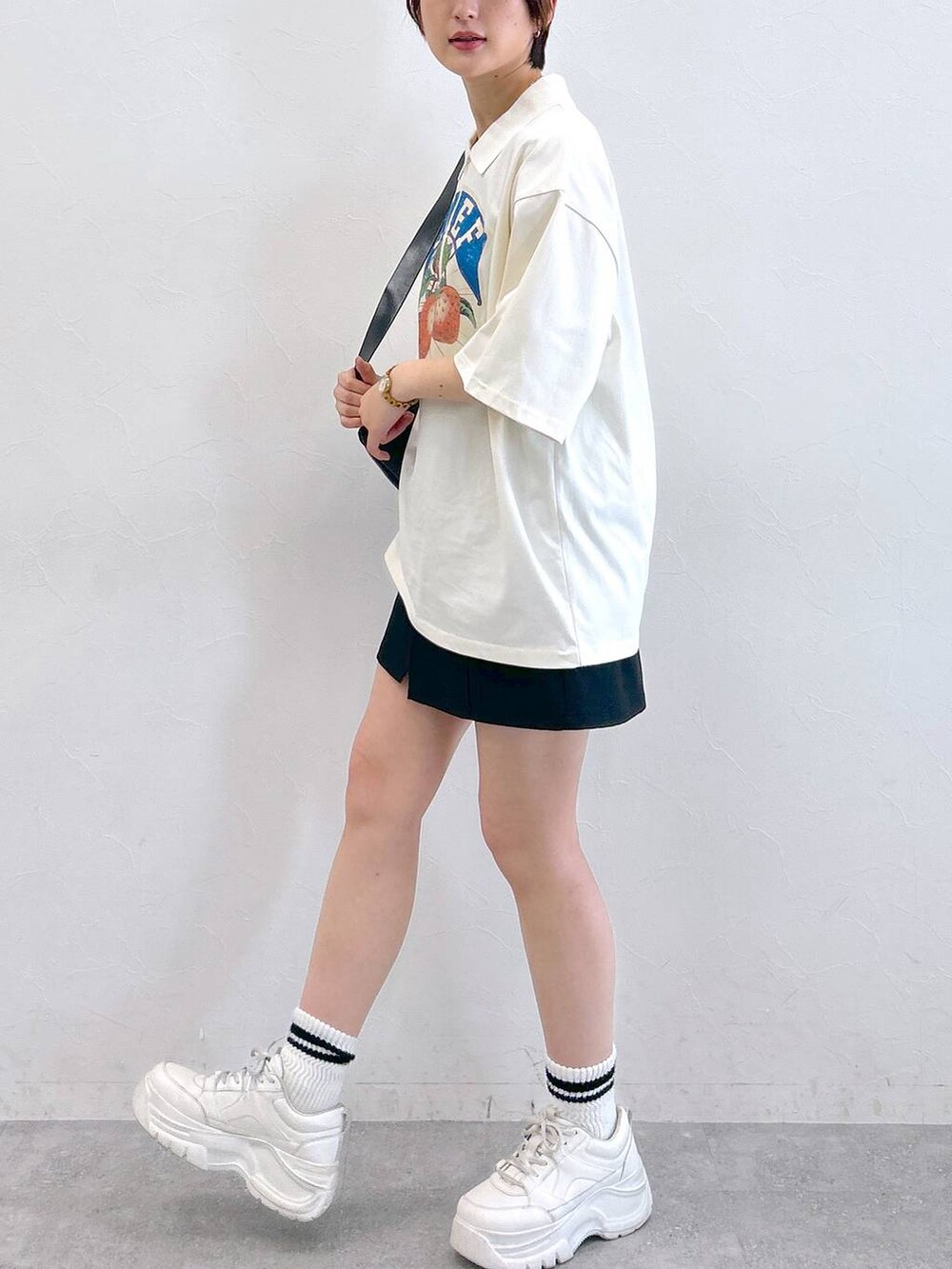 ホワイト系のTシャツ/カットソー、ブラック系のその他パンツ、ブラック系のショルダーバッグを着用したレディースの春コーディネートの5枚目の写真