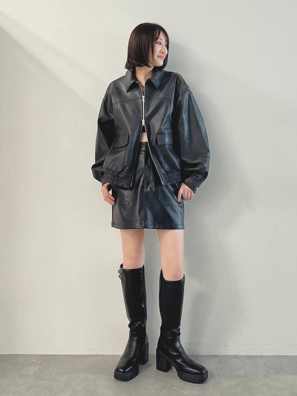 ブラック系のブルゾンを着用したレディースの秋コーディネートの2枚目の写真